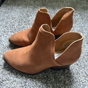 Steve Madden Size 9 Tan Booties